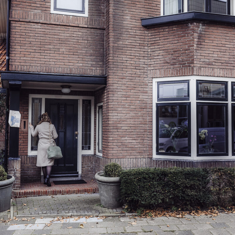 Verloskundige klopt op deur tijdens huisbezoek in Hilversum